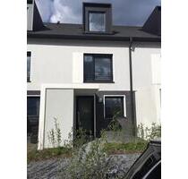 Erstbezug Reihenhaus 5 ZKB, Gäste Bad, Stellplatz - Stuttgart Birkach
