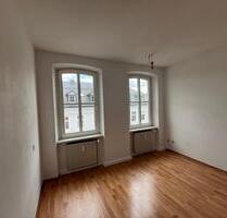 Die angebotene 3-Zimmer-Wohnung befindet sich in zentraler Lage in Hof und verfügt über eine Wohnfläche von ca. 85 m². Sie liegt im 2. Obergeschoss eines Mehrfamilienhauses. Die Wohnung ist sofort...