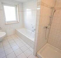 IDEAL FÜR FAMILIEN: Renovierte 4-Zi-Whg. mit Tageslichtbad, Gäste-WC , Balkon, Parkett uvm. - Schwabach