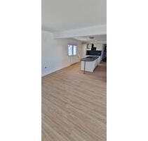 Geräumige 3 Zimmer-Wohnung mit Balkon, Einbauküche und Wintergarten - Erlensee