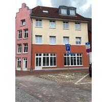 Die Wohnung befindet sich in einem sanierten Mehrfamilienhaus im Stadtzentrum. - Parchim