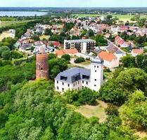 Zeitlose Eleganz im Schloss – 3-Zimmer-Wohnung auf rund 91 m² mit Stellplatz und Schlosspark - Muldestausee