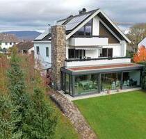 Ruhige Lage, großer Balkon: Großzügige 2-Zimmer-Wohnung in einem Zweifamilienhaus - Eschwege