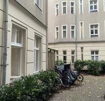 Komplett renovierte Altbau-EG-Wohnung mit 2,5 Zimmern (2 Schlafzimmer + Wohnküche) - Berlin Charlottenburg-Wilmersdorf