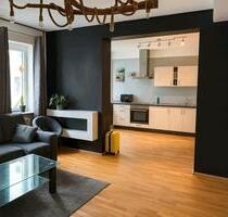 Helle 4-Zimmer Wohnung, neu saniert, Stadtmitte mit Balkon 12m2 - Hof Altstadt