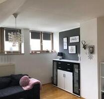 gepflegte 2,5 Zimmer Mansardenwohnung mit 52,5 m² zentraler Lage in Vilsbiburg Wohnraum, Schlafzimmer, Essküche und Tageslichtbad mit Wanne, WM Anschluss im Bad im 2. OG Gartenmitbenutzung...