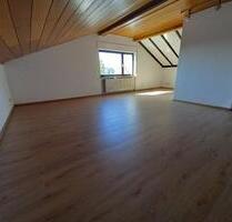 -Provisionsfrei- Gemütliche 3-Zimmer Dachgeschoss-Wohnung im 2. O - Täferrot