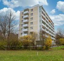 REMAX - Ruhig gelegene, renovierungsbedürftige Whg mit Terrasse und eigenem Garten - München Bogenhausen