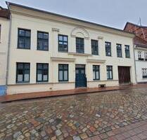 3-Raumwohnung im Stadtzentrum von Güstrow, EG, Terrasse, PV uvm.