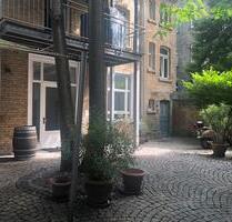 Haus im Haus: 2-geschossige Wohnung mit Garten + Innenhof - Wiesbaden Biebrich