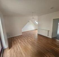 Hübsche Dachgeschosswohnung, Balkon, Einbauküche 24 Raum Wohnung - Zwickau