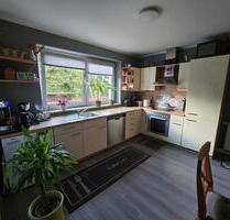 Sehr ruhige 3-Raum-Wohnung mit Terrasse, Carport & sep. Eingang - Lichtentanne