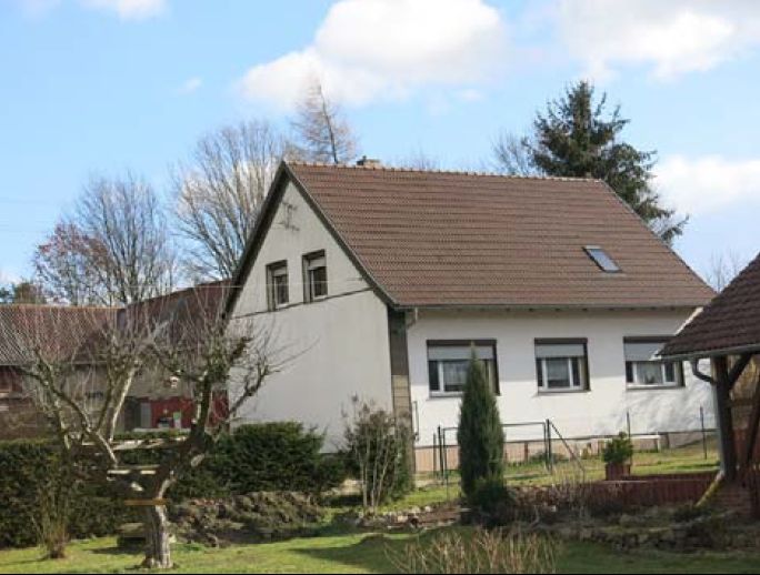 Nur zur Vermietung! Stark sanierungsbedürftiges Einfamilienhaus mit Grundstück in Fichtwald - Schlieben