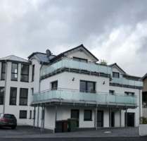 Neuwertige Penthouse-Wohnung mit drei Zimmern sowie Balkon und EB - Lindlar