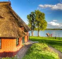 Herbstferien: Reetkate direkt am Badestrand, Schweriner See, Ferienhaus nahe Ostsee mit Boot und Kanu, Ferienwohnung, Angelurlaub nahe Wismar, Boltenhagen, Insel Poel, Seenplatte