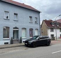 Großes Einfamilienhaus mit Grundstück und Nebengebäuden - Regis-Breitingen