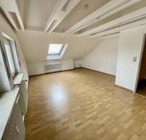 Schöne, helle Dachwohnung mit EBK in Estenfeld!