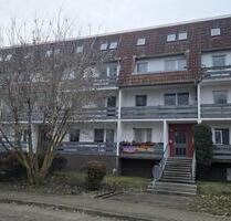 In ruhiger und grüner Wohnlage vermieten wir zum Anfang 2026 im ERSTBEZUG nach VOLLMODERNISIERUNG eine sehr attraktive 3-Zimmermietwohnung mit Loggia im 1. OG..... - Seehausen (Altmark)