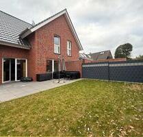 IMMOBILIEN GUMNIOR präsentiert *provisionsfrei*: Moderne Doppelhaushälfte in Emsbüren mit Garten und Carport