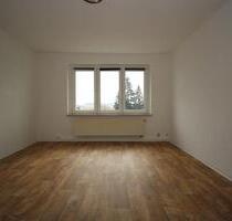 Helle 3-Zimmer-Wohnung im Erdgeschoss (Hochparterre) zu vermieten! - Stabile Heizkosten durch Holzhackschnitzelanlage** - Weischlitz