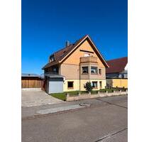 Freistehendes Zweifamilienhaus mit Pool, Garten und Doppelgarage - Kehl