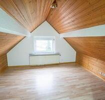 Dachgeschosswohnung Tageslichtbad ruhige Wohngegend - Büdingen