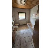 2 Zimmer Wohnung 80m² mit 18m² Balkon- Tagslichtbad Badewanne - Büdingen