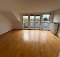 3 Zimmer Dachgeschosswohnung mit Balkon in Nieder Erlenbach - Frankfurt am Main Bockenheim