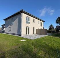 Moderne Doppelhaushälfte im Stil Stadtvilla - Muldestausee