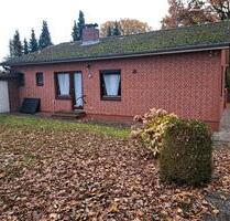 Wer diesem soliden Bungalow aus seinen Dornrödchenschlaf wecken - Burg (Dithmarschen)
