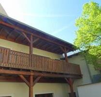 Stadtzentrum: Ruhige 2-Zimmer-Wohnung mit großem Holz-Balkon, separater Küche, neuem Laminatboden - Torgau