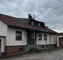 Freistehendes Zweifamilienhaus in Ortsrandlage in Allmersbach - Allmersbach im Tal