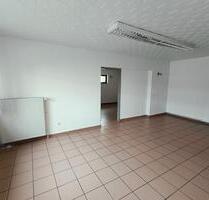Büro im Erdgeschoss mit pantry Küche, Duschbad, stufenlosem Zugang und 2 Stellplätzen! - Groß-Gerau