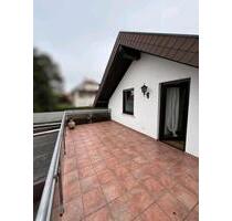 Großzügige 2,5 Zimmer-Wohnung mit Dachterrasse und Balkon - Sulzbach am Main