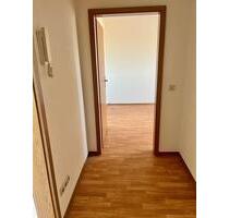 frei ab 01.01.2026 - Helle 1-Raum-Dachgeschosswohnung – ideal für junge Leute - Oelsnitz (Vogtland)