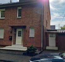 Großes Zweifamilienhaus mit viel Potenzial, großem Garten & Pool - Meerbusch