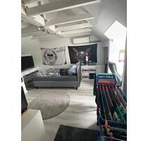 Teilmöbliertes 1 Zimmer Apartment im DG mit Kochecke und - Köln Porz