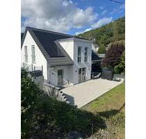 Gehobener Neubau in Siegen-Eiserfeld mit Blick ins Grüne