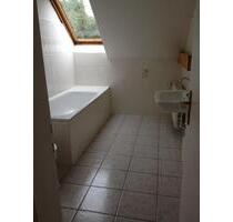 Schöne Dachgeschosswohnunng in zentraler Lage, 4 Zimmer, 83 qm - Duisburg Essenberg