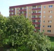 Großzügiges Wohnzimmer mit Balkon! - Limbach-Oberfrohna