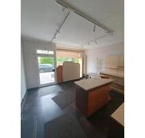 Ladenfläche zu Vermieten - 1.100,00 EUR Kaltmiete, ca.  94,00 m² in Ergolding (PLZ: 84030)