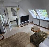 Nur Oktober: 1,5-Zi-Dachgeschosswohnung in Groß Flottbek - Hamburg Altona