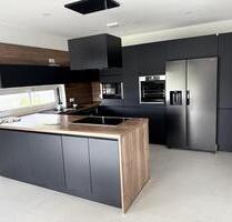 Exquisites, bezugsfreies EFH für gehobene Ansprüche - Neubau mit Top-Ausstattung, Luxusküche, Wellnessbad, PV & Wärmepumpe, Batteriespeicher - Effizienzhaus 40 Plus, Garten und Terrasse - Rehau