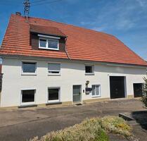 Großes Zweifamilienhaus mit reichlich Platz für Hobby und Autos - Balingen