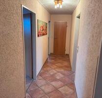 Ruhige 3-Zimmer-Dachgeschlosswohnung mit Balkon und Einbauküche - Gronau (Leine)