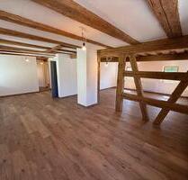 Sanierte 4-Zimmer-Wohnung mit Sichtbalken, Designbad und Gartenoption - Lonnerstadt