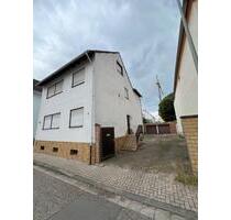 Großes 2 Familienhaus Privat mit Kellerwohnung, Hof und 2 Garagen - Altrip