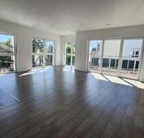 Exklusive großzügige 2 Zi. Whg. in toller Lage mit Balkon und EBK - Offenbach am Main