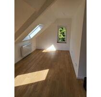 Schicke 2-Zimmer Dachgeschoss Wohnung mit EBK, Altbau Charme - Krefeld Benrad