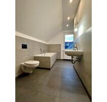 Moderne DG-2-R-Whg. mit Gartenmitbenutzung nach Komplettsanierung - Kirchberg